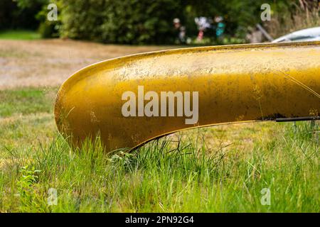 Gelbes Kanu auf dem Kopf liegend. Stockfoto