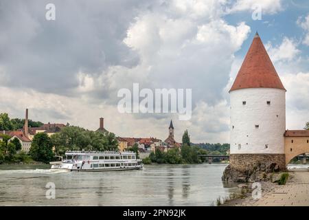 Passau, Bayern, Deutschland, Blick auf das Ufer des Inn mit dem runden Turm namens Schaiblingsturm (rechts), einem vorbeifahrenden Kreuzfahrtschiff und dem Saint Ge Stockfoto