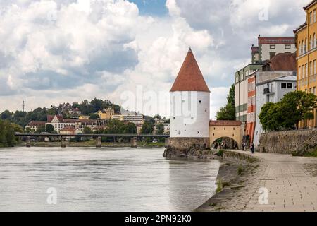 Passau, Bayern, Deutschland, Blick auf die Ufer des Inn mit dem runden Turm Schaiblingsturm (rechts) und der Marienbrücke Stockfoto