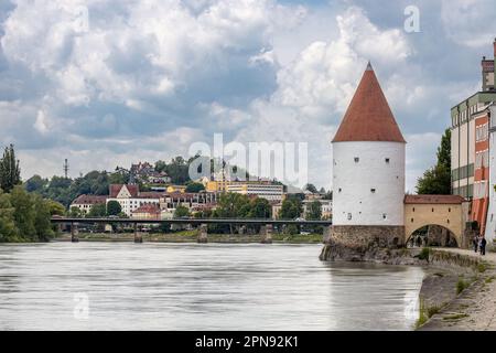 Passau, Bayern, Deutschland, Blick auf die Ufer des Inn mit dem runden Turm Schaiblingsturm (rechts) und der Marienbrücke Stockfoto