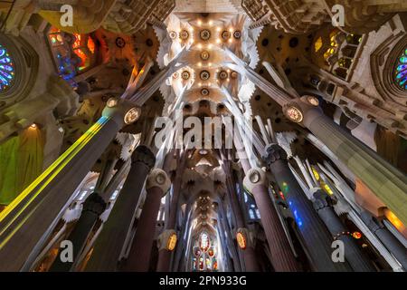 Das Innere der Basilika Sagrada Familia in Barcelona, Spanien Stockfoto