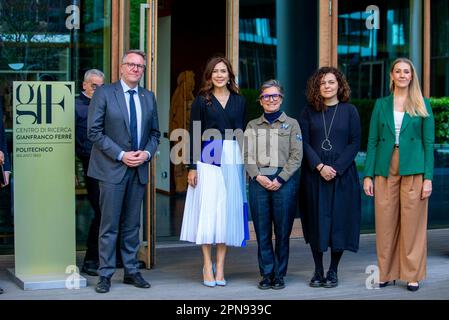 Mailand, Italien. 17. April 2023. Kronprinzessin Mary von Dänemark im Centro di Ricerca - Fondazione in Mailand, am 17. April 2023, Teilnahme an einem Rundtisch über das Projekt „New European Bauhaus“, organisiert von der Königlichen dänischen Botschaft und kreativen Dänemark, um das Bewusstsein für die wichtige Rolle der Kreativwirtschaft in einer nachhaltigen Stadt zu schärfen, während der Mailänder Designwoche 2023. Kredit: Albert Nieboer/Niederlande OUT/Point de Vue OUT/dpa/Alamy Live News Stockfoto