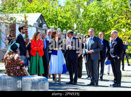 Mailand, Italien. 17. April 2023. Crown Princess Mary of Denmark im Alcova in Mailand am 17. April 2023 für einen offiziellen Besuch und eine Präsentation der dänischen Einrichtung Dies ist Dänemark, wo 17 dänische Unternehmen während der Mailänder Design Week 2023 vorgestellt werden. Kredit: Albert Nieboer/Niederlande OUT/Point de Vue OUT/dpa/Alamy Live News Stockfoto