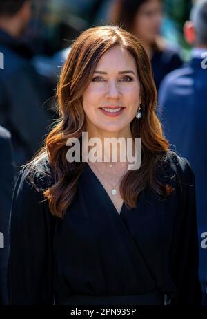 Mailand, Italien. 17. April 2023. Crown Princess Mary of Denmark im Alcova in Mailand am 17. April 2023 für einen offiziellen Besuch und eine Präsentation der dänischen Einrichtung Dies ist Dänemark, wo 17 dänische Unternehmen während der Mailänder Design Week 2023 vorgestellt werden. Kredit: Albert Nieboer/Niederlande OUT/Point de Vue OUT/dpa/Alamy Live News Stockfoto