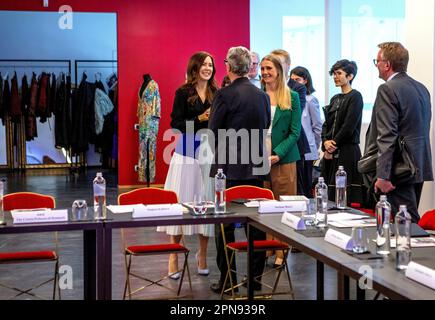 Mailand, Italien. 17. April 2023. Crown Princess Mary of Denmark im Alcova in Mailand am 17. April 2023 für einen offiziellen Besuch und eine Präsentation der dänischen Einrichtung Dies ist Dänemark, wo 17 dänische Unternehmen während der Mailänder Design Week 2023 vorgestellt werden. Kredit: Albert Nieboer/Niederlande OUT/Point de Vue OUT/dpa/Alamy Live News Stockfoto