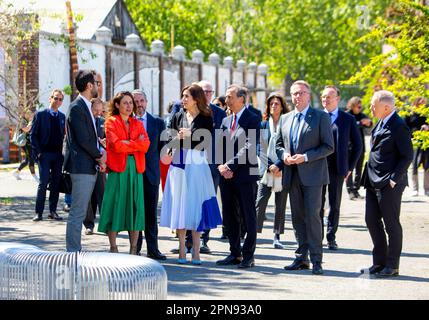 Mailand, Italien. 17. April 2023. Crown Princess Mary of Denmark im Alcova in Mailand am 17. April 2023 für einen offiziellen Besuch und eine Präsentation der dänischen Einrichtung Dies ist Dänemark, wo 17 dänische Unternehmen während der Mailänder Design Week 2023 vorgestellt werden. Kredit: Albert Nieboer/Niederlande OUT/Point de Vue OUT/dpa/Alamy Live News Stockfoto