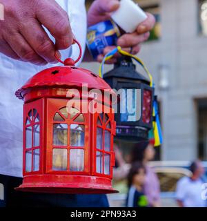 Haifa, Israel - 15. April 2023: Heiliger Schuss, der von Einheimischen gehalten wird, bei der orthodoxen Osterfeier am Heiligen Samstag in Haifa, Israel Stockfoto