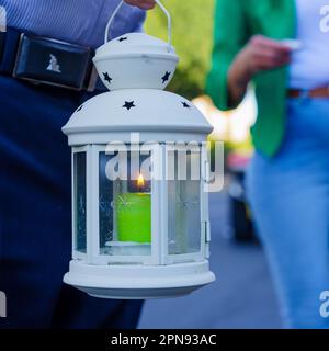 Haifa, Israel - 15. April 2023: Heiliger Schuss, der von Einheimischen gehalten wird, bei der orthodoxen Osterfeier am Heiligen Samstag in Haifa, Israel Stockfoto