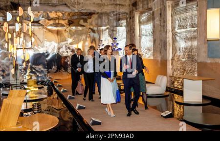 Mailand, Italien. 17. April 2023. Crown Princess Mary of Denmark im Alcova in Mailand am 17. April 2023 für einen offiziellen Besuch und eine Präsentation der dänischen Einrichtung Dies ist Dänemark, wo 17 dänische Unternehmen während der Mailänder Design Week 2023 vorgestellt werden. Kredit: Albert Nieboer/Niederlande OUT/Point de Vue OUT/dpa/Alamy Live News Stockfoto