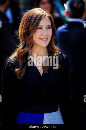 Mailand, Italien. 17. April 2023. Crown Princess Mary of Denmark im Alcova in Mailand am 17. April 2023 für einen offiziellen Besuch und eine Präsentation der dänischen Einrichtung Dies ist Dänemark, wo 17 dänische Unternehmen während der Mailänder Design Week 2023 vorgestellt werden. Kredit: Albert Nieboer/Niederlande OUT/Point de Vue OUT/dpa/Alamy Live News Stockfoto