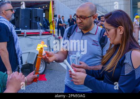 Haifa, Israel - 15. April 2023: Heiliger Schuss wird von Einheimischen gehalten und geteilt, bei der orthodoxen Osterfeier am Heiligen Samstag in Haifa, Israel Stockfoto