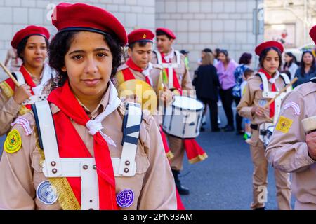 Haifa, Israel - 15. April 2023: Scouts-Band nimmt an einer Parade am Heiligen Samstag Teil, die Teil der orthodoxen Osterfeier in Haifa, Israel ist Stockfoto