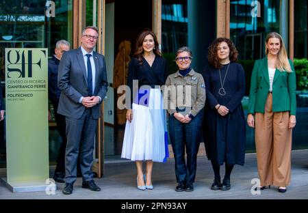 Mailand, Italien. 17. April 2023. Kronprinzessin Mary von Dänemark im Centro di Ricerca - Fondazione in Mailand, am 17. April 2023, Teilnahme an einem Rundtisch über das Projekt „New European Bauhaus“, organisiert von der Königlichen dänischen Botschaft und kreativen Dänemark, um das Bewusstsein für die wichtige Rolle der Kreativwirtschaft in einer nachhaltigen Stadt zu schärfen, während der Mailänder Designwoche 2023. Kredit: Albert Nieboer/Niederlande OUT/Point de Vue OUT/dpa/Alamy Live News Stockfoto