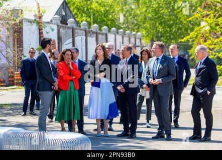 Mailand, Italien. 17. April 2023. Crown Princess Mary of Denmark im Alcova in Mailand am 17. April 2023 für einen offiziellen Besuch und eine Präsentation der dänischen Einrichtung Dies ist Dänemark, wo 17 dänische Unternehmen während der Mailänder Design Week 2023 vorgestellt werden. Kredit: Albert Nieboer/Niederlande OUT/Point de Vue OUT/dpa/Alamy Live News Stockfoto