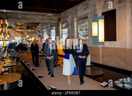 Mailand, Italien. 17. April 2023. Crown Princess Mary of Denmark im Alcova in Mailand am 17. April 2023 für einen offiziellen Besuch und eine Präsentation der dänischen Einrichtung Dies ist Dänemark, wo 17 dänische Unternehmen während der Mailänder Design Week 2023 vorgestellt werden. Kredit: Albert Nieboer/Niederlande OUT/Point de Vue OUT/dpa/Alamy Live News Stockfoto