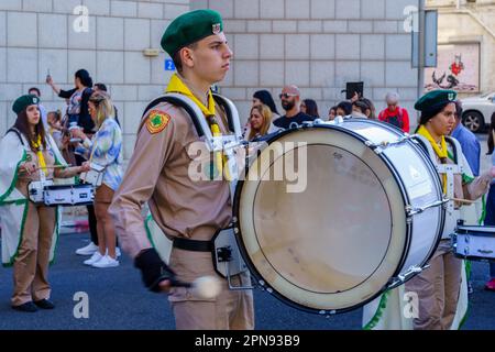 Haifa, Israel - 15. April 2023: Scouts-Band nimmt an einer Parade am Heiligen Samstag Teil, die Teil der orthodoxen Osterfeier in Haifa, Israel ist Stockfoto