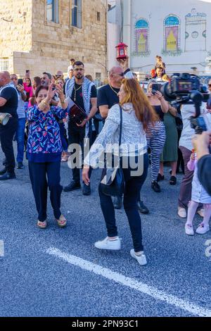 Haifa, Israel - 15. April 2023: Schauplatz einer Parade am heiligen Samstag, Teil der orthodoxen Osterfeier in Haifa, Israel Stockfoto