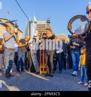 Haifa, Israel - 15. April 2023: Schauplatz einer Parade am heiligen Samstag, Teil der orthodoxen Osterfeier in Haifa, Israel Stockfoto