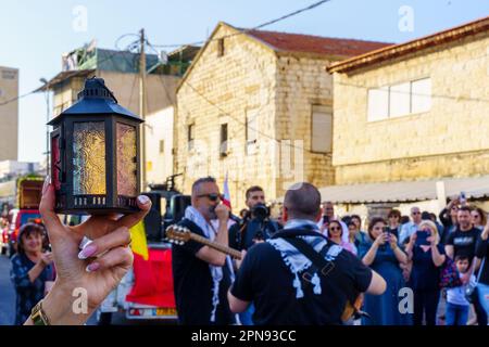 Haifa, Israel - 15. April 2023: Schauplatz einer Parade am heiligen Samstag, Teil der orthodoxen Osterfeier in Haifa, Israel Stockfoto