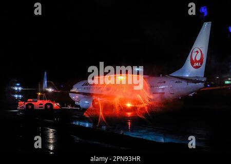 Tokio, Japan. 15. April 2023. Japan Airlines (JAL) Flugzeuge, die am internationalen Flughafen Tokio, gemeinhin als Haneda Airport in Tokio bekannt, gesehen werden. Kredit: SOPA Images Limited/Alamy Live News Stockfoto