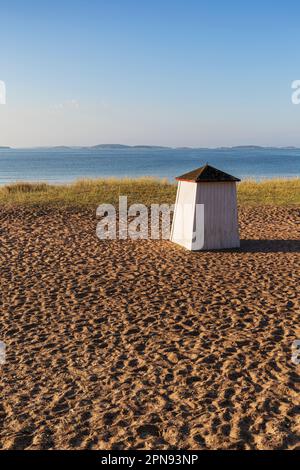 Wickeltisch oder -Hütte aus Holz am leeren Sandstrand Tulliniemi in Hanko, Finnland, an einem sonnigen Morgen im Sommer. Stockfoto