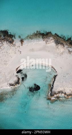 Ein Luftbild eines sandigen Landes mit türkisfarbenem Wasser. Formentera, Spanien. Stockfoto
