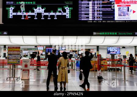 Tokio, Japan. 15. April 2023. Passagiere in der JAL-Abflughalle des internationalen Flughafens Haneda in Tokio, Japan, tragen chirurgische Masken als Vorsichtsmaßnahme gegen die Ausbreitung des Coronavirus, während sie auf ihren Abflug warten. (Foto: James Matsumoto/SOPA Images/Sipa USA) Guthaben: SIPA USA/Alamy Live News Stockfoto