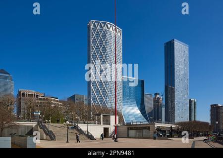 Treppen und Gebäude am Flussufer in Canary Wharf, London Docklands UK, mit dem Neufundland Apartment Gebäude im Zentrum Stockfoto