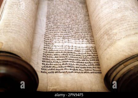 Jüdisches Museum von Florida. Nahaufnahme des traditionellen alten Torah-Scrollbuchs. Stockfoto