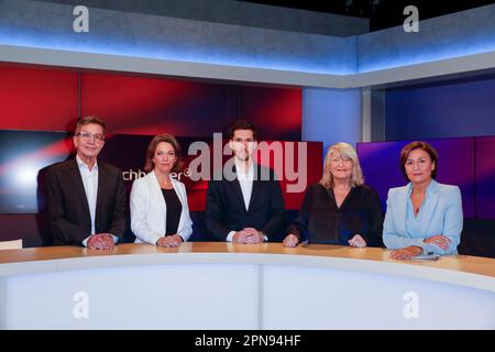 Rainer Hank, Anna Planken, Vassili Golod, Alice Schwarzer, Sandra Maischberger in der ARD-Talkshow „Magischberger“ im WDR Studio B. Köln, 29.11.2022 Stockfoto