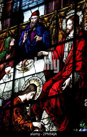 Buntglas gebaut 1920er. Glas von Franz Meyer Deutschland. Mary Magdalen salbt Christi Füße. Die Katholische Gesu-Kirche. Stockfoto