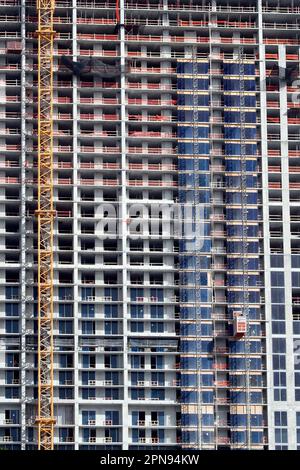 Gebäude mit farbigen Fenstern an der Fassade. Bau-, Renovierungs- und Designkonzept. Miami, Florida, USA. Stockfoto