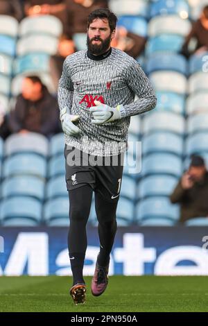 Alisson Becker #1 von Liverpool während der Aufwärmphase vor dem Premier League-Spiel Leeds United gegen Liverpool in Elland Road, Leeds, Großbritannien, 17. April 2023 (Foto von Mark Cosgrove/News Images) in, 4./17. April 2023. (Foto: Mark Cosgrove/News Images/Sipa USA) Guthaben: SIPA USA/Alamy Live News Stockfoto