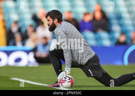 Alisson Becker #1 von Liverpool erstreckt sich während der Aufwärmphase vor dem Premier League-Spiel Leeds United gegen Liverpool in Elland Road, Leeds, Großbritannien, 17. April 2023 (Foto von Mark Cosgrove/News Images) in, 4./17. April 2023. (Foto: Mark Cosgrove/News Images/Sipa USA) Guthaben: SIPA USA/Alamy Live News Stockfoto