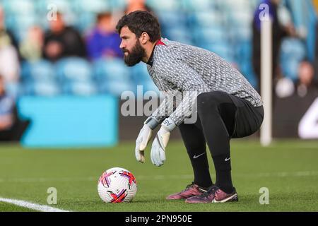 Alisson Becker #1 von Liverpool erstreckt sich während der Aufwärmphase vor dem Premier League-Spiel Leeds United gegen Liverpool in Elland Road, Leeds, Großbritannien, 17. April 2023 (Foto von Mark Cosgrove/News Images) in, 4./17. April 2023. (Foto: Mark Cosgrove/News Images/Sipa USA) Guthaben: SIPA USA/Alamy Live News Stockfoto