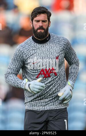 Alisson Becker #1 von Liverpool während der Aufwärmphase vor dem Premier League-Spiel Leeds United gegen Liverpool in Elland Road, Leeds, Großbritannien, 17. April 2023 (Foto von Mark Cosgrove/News Images) in, 4./17. April 2023. (Foto: Mark Cosgrove/News Images/Sipa USA) Guthaben: SIPA USA/Alamy Live News Stockfoto