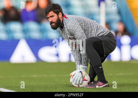 Alisson Becker #1 von Liverpool während der Aufwärmphase vor dem Premier League-Spiel Leeds United gegen Liverpool in Elland Road, Leeds, Großbritannien, 17. April 2023 (Foto von Mark Cosgrove/News Images) in, 4./17. April 2023. (Foto: Mark Cosgrove/News Images/Sipa USA) Guthaben: SIPA USA/Alamy Live News Stockfoto