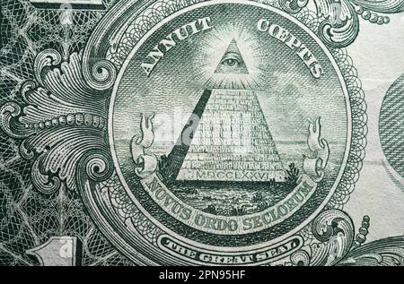 Teilansicht 1-Dollar-Banknote Geld extreme Details Nahaufnahme des sichtbaren Capstone hebt alle Blicke auf die Pyramide als Konzeptverschwörungstheorien im Überfluss Stockfoto