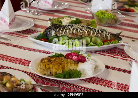 Auf dem Tisch, Fisch in einem Restaurant Stockfoto