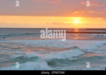 Wunderschöner Sonnenuntergang mit Wellen, die auf dem Pazifik krachen Stockfoto