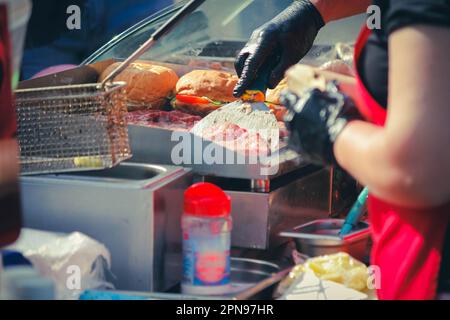 Burger-Küche im Freien. Fast-Food-Restaurant mit pommes Frites und Burgern. Stockfoto