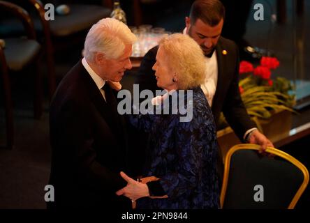 Der ehemalige US-Präsident Bill Clinton trifft die ehemalige irische Präsidentin Mary Robinson bei einem Bankett im Rathaus von Belfast im Rahmen einer dreitägigen internationalen Konferenz an der Queen's University Belfast anlässlich des 25. Jahrestags des Abkommens zwischen Belfast und Karfreitag. Foto: Montag, 17. April 2023. Stockfoto