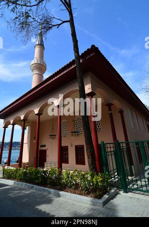 Istanbul, Türkei, 16. April 2023. Die Vanikoy-Moschee in Istanbul wurde nach dem Feuer renoviert. Stockfoto