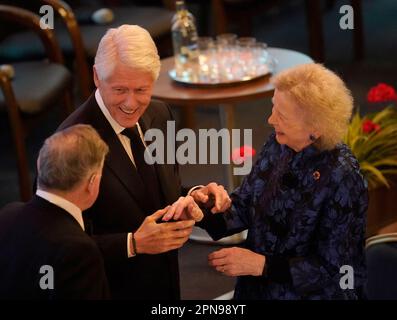 Der ehemalige US-Präsident Bill Clinton trifft die ehemalige irische Präsidentin Mary Robinson bei einem Bankett im Rathaus von Belfast im Rahmen einer dreitägigen internationalen Konferenz an der Queen's University Belfast anlässlich des 25. Jahrestags des Abkommens zwischen Belfast und Karfreitag. Foto: Montag, 17. April 2023. Stockfoto