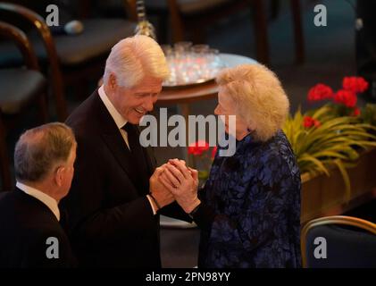 Der ehemalige US-Präsident Bill Clinton trifft die ehemalige irische Präsidentin Mary Robinson bei einem Bankett im Rathaus von Belfast im Rahmen einer dreitägigen internationalen Konferenz an der Queen's University Belfast anlässlich des 25. Jahrestags des Abkommens zwischen Belfast und Karfreitag. Foto: Montag, 17. April 2023. Stockfoto