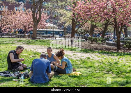 Die Massen genießen den Washington Square Park an einem schönen Frühlingstag, Greenwich Village, New York City. Stockfoto