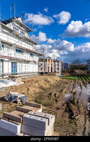 Neues Entwicklungsviertel, rund 140 Einzel- und Halbfreihäuser im Süden von Duisburg gebaut, verschiedene Bauherren, Muscheln, Bauwerke Stockfoto