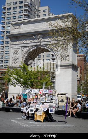 Tchotchkes zum Verkauf unter dem Washington Memorial Arch, Greenwich Village, New York City. Stockfoto