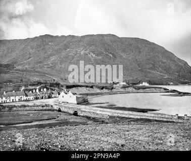 Ein Blick aus dem späten 19. Jahrhundert auf Leenane, auch bekannt als Leenaun, am oberen Ende des Hafens von Killary an der Grenze Galway-Mayo, Irland. Stockfoto