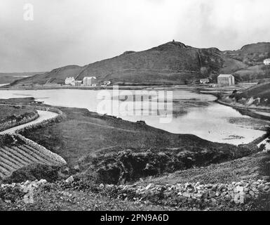 Ein Blick aus dem späten 19. Jahrhundert auf den Clifden Harbour, wo der Owenglin River in die Clifden Bay fließt. Eine Küstenstadt in der Grafschaft Galway, Irland, wurde zu Beginn des 19. Jahrhunderts von John D'Arcy (1785–1839) gegründet, der in Clifden Castle lebte. Stockfoto